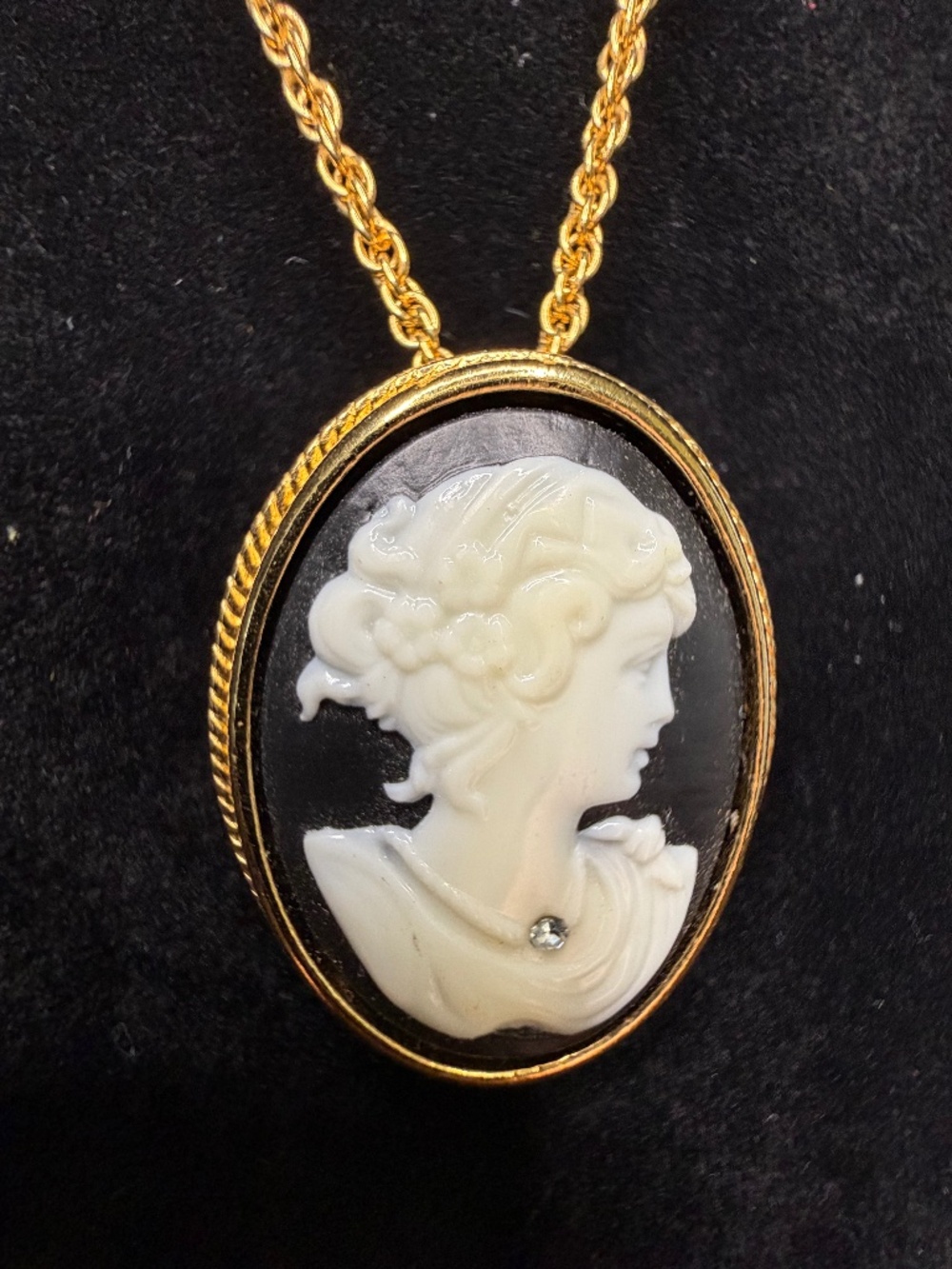 Vintage AVON Gold Tone Necklace w/Black & White Brooch Pendant 11 ½" Drop